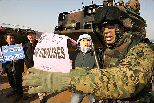 미군 장갑차를 가로막고 있는 시위대에게 미군이 비켜달라는 손짓을 하고 있다. 